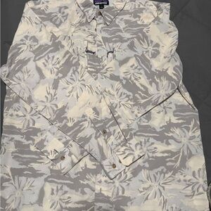 Patagonia Men's Gray and White Patterned Fishing / Casual Shirt